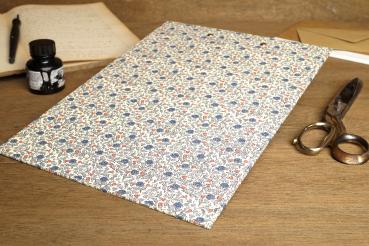 Clipboard with a romantic flower motif for a presentation